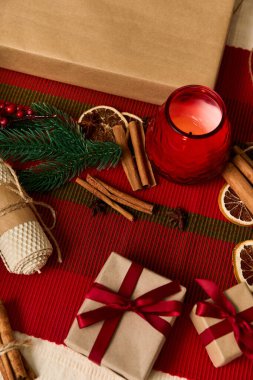 Şenlikli dekorasyonlar hediyeler, mumlar ve güzel kokulu baharatlarla samimi bir Noel havası yaratır..