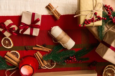 Tarçın mumları ve paketlenmiş hediyeler kutlama için samimi bir tatil havası yaratır..