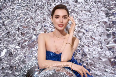 Genç bir kadın, neşeli kıyafetiyle coşkulu bir kutlamada neşe ve zarafet saçar..