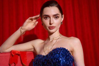 Işıltılı şenlik kıyafetleri içinde güzel genç bir kadın coşkulu ve neşeli bir atmosferde kutlama yapıyor..