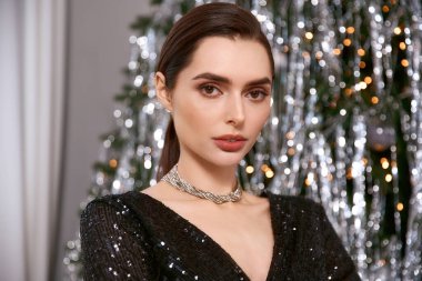 Neşeli bir atmosferle çevrili neşeli kıyafetlerle neşe saçan genç bir kadın..