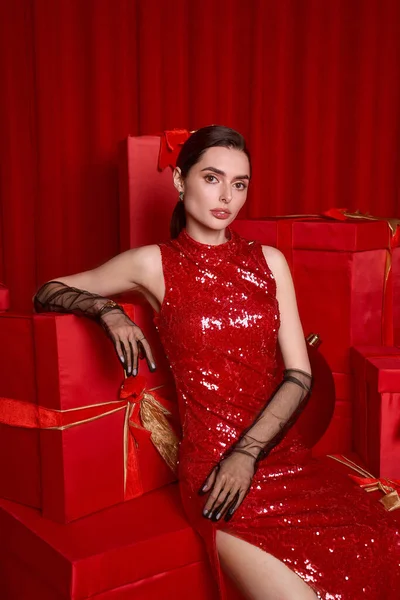 Genç, güzel bir kadın bayram süslemeleriyle çevrili bir kıyafetle neşe saçıyor..