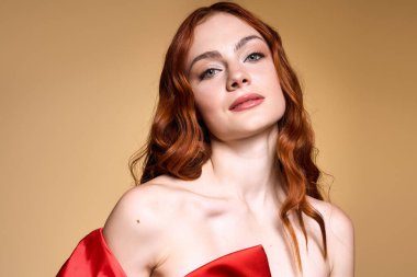 Genç, kızıl saçlı bir kadın tatillerde kalın kırmızı bir fiyonk takarken neşeli bir ruh canlanıyor..