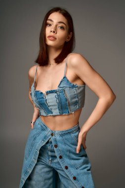 Genç bir kadın modaya uygun bir kot giyip, tarzını ve zarafetini sergiliyor..