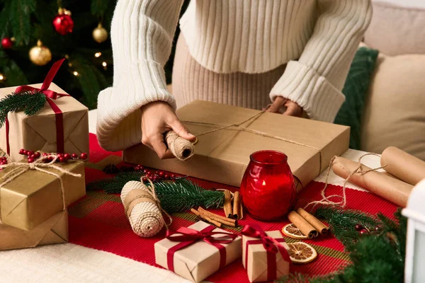Embrulhando presentes com decorações festivas, rodeado pelo calor do espírito de Natal — Fotografia de Stock