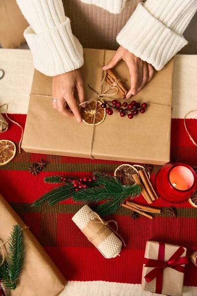 Envolvendo presentes com cuidado usando decorações naturais para uma celebração de Natal quente. — Fotografia de Stock