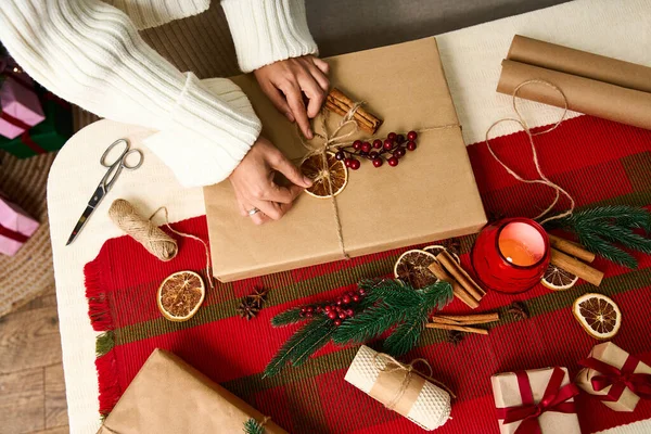 Presentes são envoltos com elementos naturais e decoração festiva, celebrando a alegria do Natal. — Fotografia de Stock