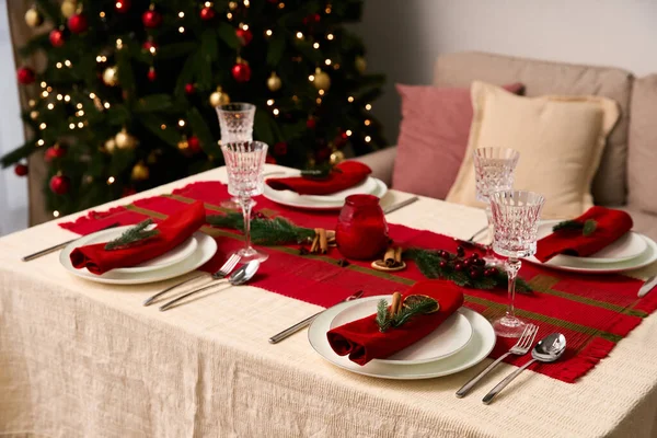 A beautiful Christmas dining setup with elegant red decor invites guests to a festive feast. — Stock Photo