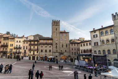 Arezzo, Toskana, İtalya, Aralık 2019: Arezzo City 'nin ana meydanındaki Eski Bina, Piazza Grande, Toskana, İtalya. 