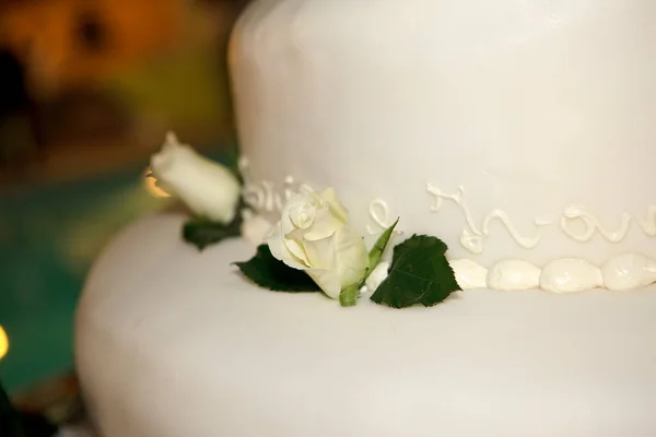 Close Torta Nuziale Con Decorazione White Rose — Foto Stock