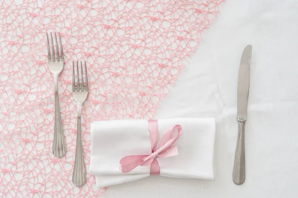 Mesa festiva. Pratos e talheres com guardanapo rosa em um fundo branco. Definição da tabela. — Fotografia de Stock