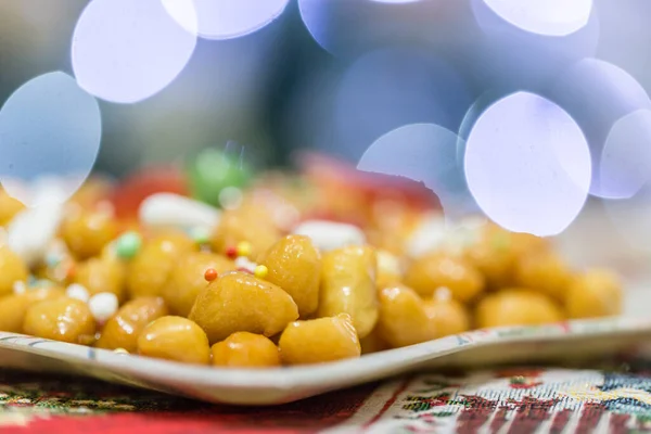 Tatlı İtalyan Struffoli, küçük toplar kızartılmış ve bala batırılmış, Napoli usulü Noel tatlısı.