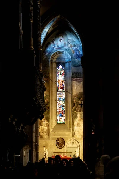 Arezzo, Toscane, Italie, décembre 2019 : Vitraux décorés à l'intérieur de la cathédrale San Donato d'Arezzo — Photo