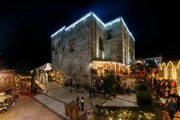 Limatola, Campania, İtalya 'daki Ortaçağ Şatosu' nda geleneksel Noel pazarı