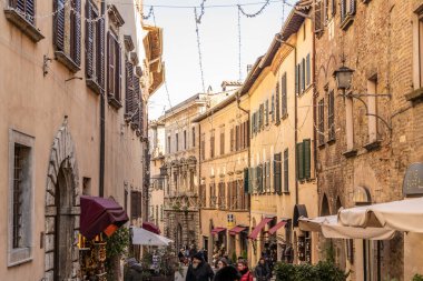 Noel zamanı Montepulciano 'nun ana caddesi, turistler Noel hediyesi almak için İtalya' da geziniyorlar.