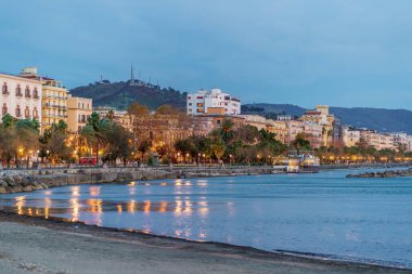 Alacakaranlıkta Salerno sahili, Salerno, Campania, İtalya deniz manzarası..