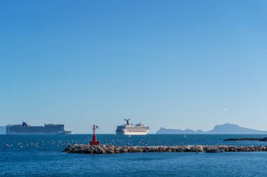 Napoli Körfezi 'ndeki yolcu gemileri arka planda Capri Adası' ndaki Akdeniz 'e doğru yol alıyor.