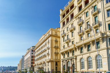 Grand Hotel Excelsior ve Partenope Caddesi 'ndeki antik barok tarzı saraylar, Napoli' nin güzel ve ünlü deniz manzarası.