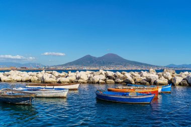 Yanardağ Vezüv manzarası deniz manzarası ön planda renkli tekneler, Napoli, Campania, İtalya