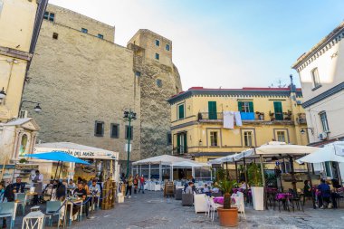 Napoli 'nin ünlü Borgo Marinari' si Megaride adasında, Kale dellOvo yakınlarında, Yumurta Şatosu..