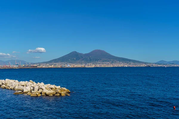 Posillipo Hill, Napoli, Campania, İtalya 'dan Volkan Vezüv manzarası