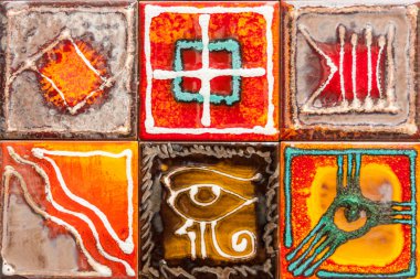 Çeşitli tasarımları olan renkli bir arkaplan. İtalyan renkli fayanslar Vietnam 'da, Amafli kıyısında, İtalya' da el yapımı.