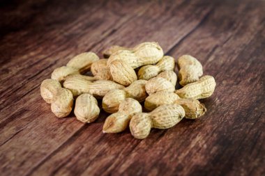 Ahşap arka planda yer fıstığı, fındık kompozisyonu, yemek geçmişi