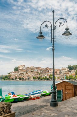İtalya 'nın Bracciano Gölü' nde ünlü plaj. Arka planda Anguillara Sabazia, Roma, Lazio Bölgesi.