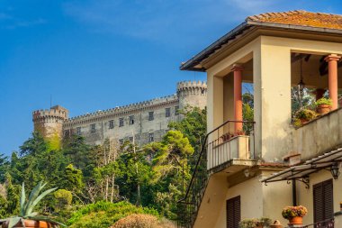 Bracciano Gölü 'ndeki Orsini Odescalchi Kalesi, 15. yüzyılda inşa edilmiş, Roma, Lazio, İtalya