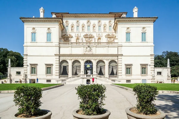 Roma, İtalya, Temmuz 2018: Villa Borghese 'deki Borghese Galerisi, 18. yüzyılda inşa edilen Roma' daki en büyük halk parkı.