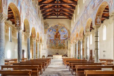 Capua, Campania, İtalya, Şubat 2021: Formis 'te Benedictine Manastırı' nın içinde, duvarlar 11. yüzyılın ikinci yarısından kalma fresklerle kaplıdır. Capua, Campania, İtalya.