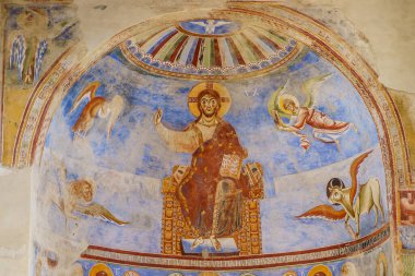 Capua, Campania, İtalya, Şubat 2021: Formis 'te Benedictine Manastırı' nın içinde, duvarlar 11. yüzyılın ikinci yarısından kalma fresklerle kaplıdır. Capua, Campania, İtalya.