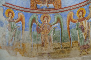 Capua, Campania, İtalya, Şubat 2021: Formis 'te Benedictine Manastırı' nın içinde, duvarlar 11. yüzyılın ikinci yarısından kalma fresklerle kaplıdır. Capua, Campania, İtalya.