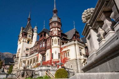 Güzel ünlü Peles Kraliyet Kalesi ve sonbahar mevsiminde süs bahçesi. Alman Neo-Rönesans tarzı bina. Sinaia, Prahova bölgesi, Karpat Dağları 'ndaki Vadi. Unesco Dünya Mirası Sitesi