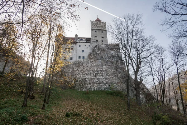 Brasov, Transilvanya, Romanya, Ekim 2015: Kont Drakula 'nın kalesi olarak bilinen Ortaçağ Bran Kalesi. Brasov, Transilvanya. Romanya.
