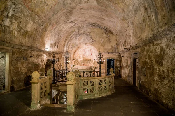 İtalya, Lazio, Bolsena 'daki Santa Caterina Katedrali' nin yanı.