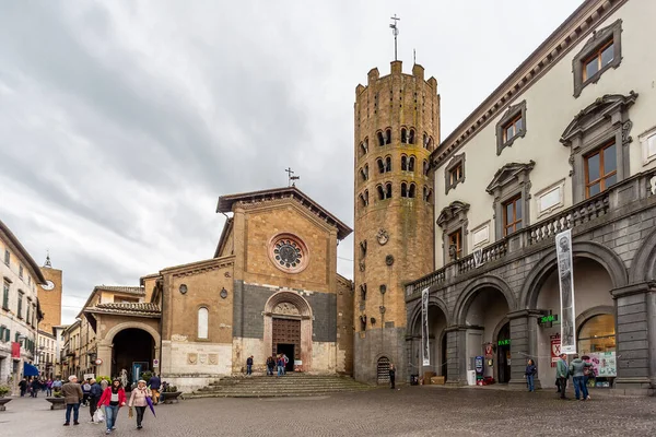 Orvieto 'daki Sant Andrea ve Bartolomeo Kilisesi, İtalya' nın Umbria meydanındaki belediye binasının yanında yer almaktadır.