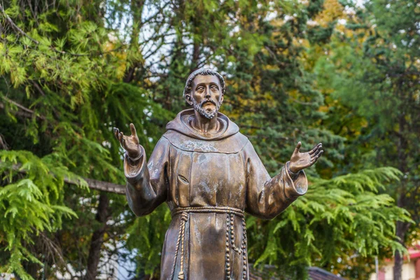 Dışarıda Assisi 'li Aziz Francis' in heykeli var. Somma Vesuviana, Napoli 'deki Santa Maria del Pozzo Kilisesi' nden Fransisken kompleksi