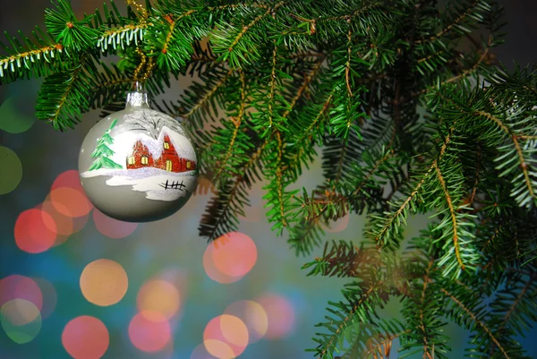 Bolas de Natal e luz sobre um fundo escuro — Fotografia de Stock