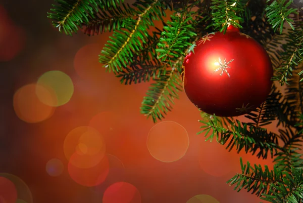 Bolas de Natal e luz sobre um fundo escuro — Fotografia de Stock