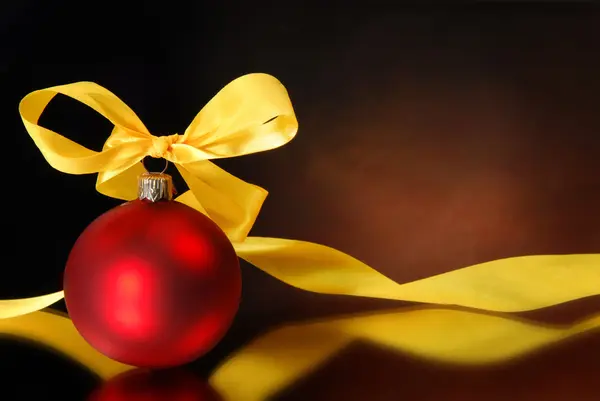 Bolas de Navidad y luz sobre un fondo oscuro — Foto de Stock