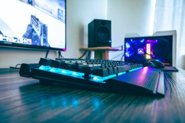 RGB LED ışıkları ve monitör ekranında oynayan Counter Strike ile harika oyun masası kurulumu.