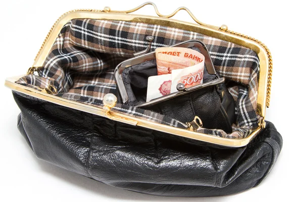 Das Geld steckt im Portemonnaie, die schwarze Handtasche der Frau. lizenzfreie Stockfotos