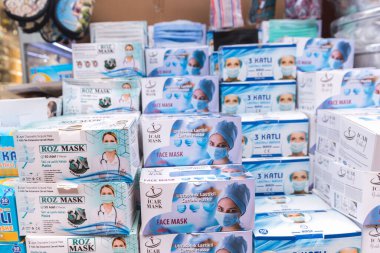 Süpermarkette çok sayıda farklı türde kullan-at maske satılıyor. Tek kullanımlık yüz maskesi İstanbul, Türkiye 'de bakkal dükkanı 16 Kasım 202' de satılıyor.