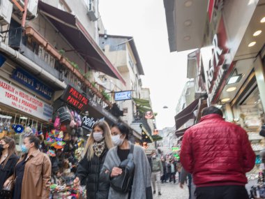 Kimliği belirsiz koruyucu maskeler takan Türkler sokaklarda yürüyor ve Coronavirus COVID-19 salgını yapıyorlar. İstanbul, Türkiye. 16 Kasım 2020