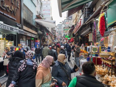 Kimliği belirsiz koruyucu maskeler takan Türkler sokaklarda yürüyor ve Coronavirus COVID-19 salgını yapıyorlar. İstanbul, Türkiye. 16 Kasım 2020