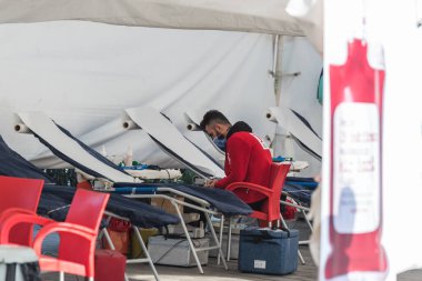 Türk Kızılı Hilal 'inde (Kizilay) kan bağışı çadırında bekleyen kimliği belirsiz bir adam, İstanbul, Türkiye' de 16 Kasım 202 'de kan bağışı yapan insanlar için ayakta duruyor.