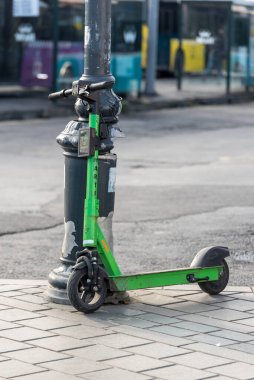 Marti adında kiralık bir scooter. Alternatif çevre dostu scooterlı kentsel kısa menzilli ulaşım. İstanbul, Türkiye. 16 Kasım 2020