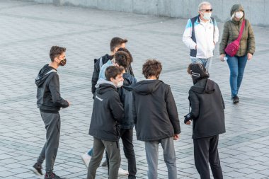 Kimliği belirlenemeyen koruyucu maskeler takan Türkler, sosyal uzaklık Coronavirus COVID-19 salgını olmadan sokaklarda yakından yürüyorlar. İstanbul, Türkiye. 16 Kasım 2020