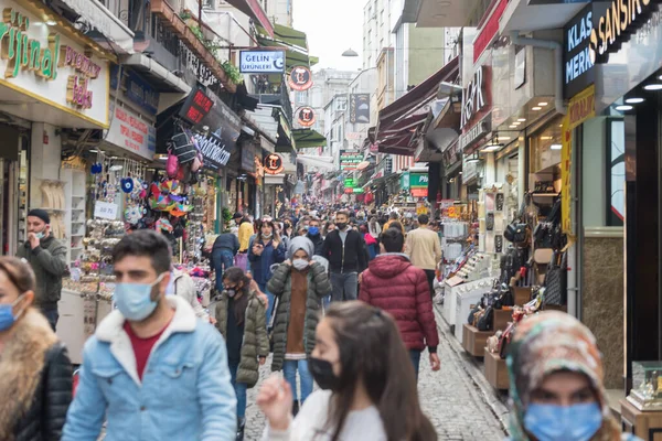 Kimliği belirsiz koruyucu maskeler takan Türkler sokaklarda yürüyor ve Coronavirus COVID-19 salgını yapıyorlar. İstanbul, Türkiye. 16 Kasım 2020
